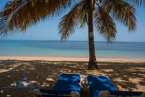 Private beach, white sand, sun loungers, beach towels - Hotel Residence Marilar (Las Terrenas)