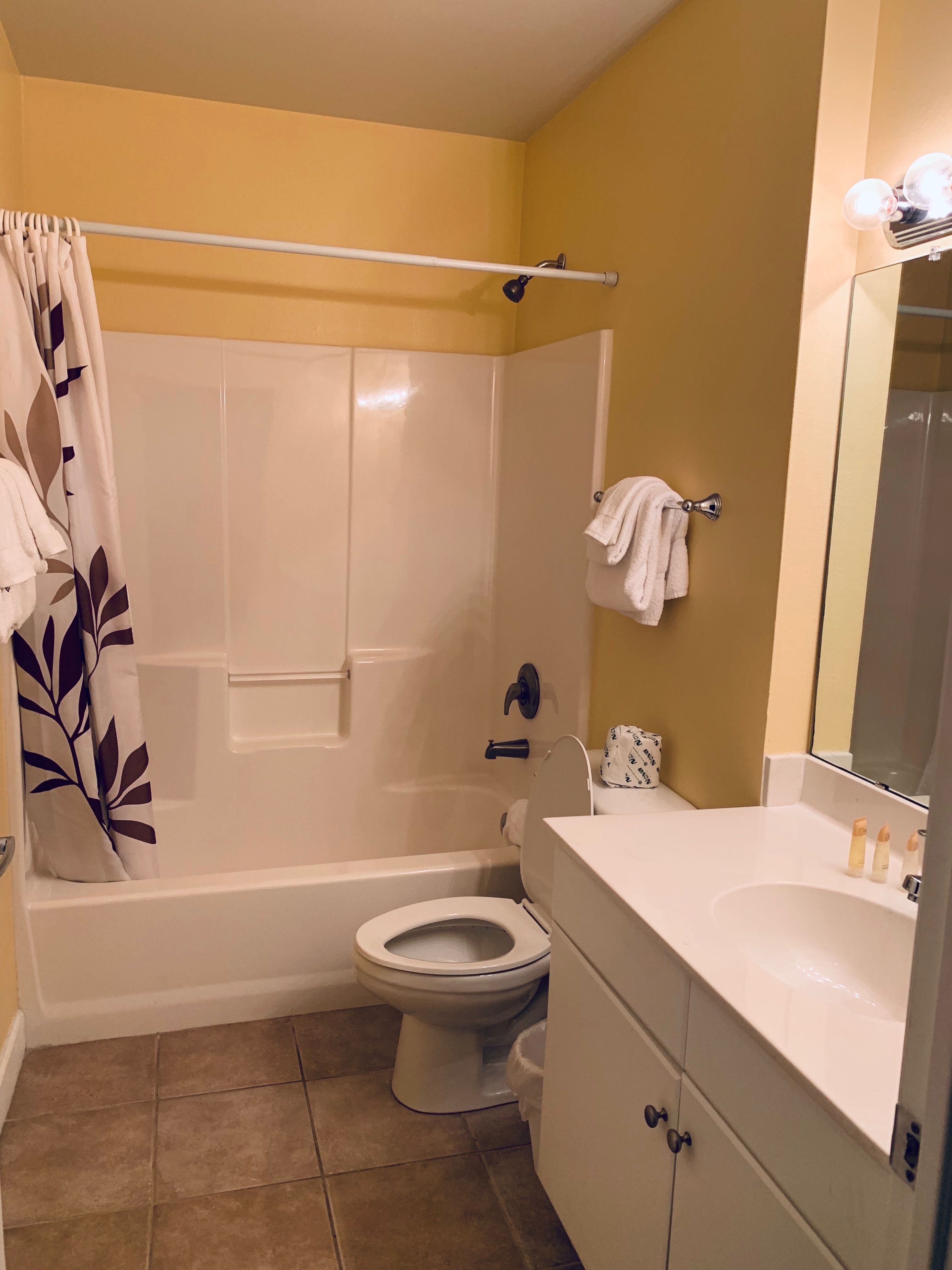 Un baño con bañera, inodoro y lavabo.