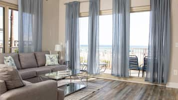 Premium suite, 3 slaapkamers, aan zee | Woonruimte | Een ledtelevisie