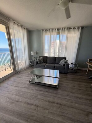 Premium-Suite, 2 Schlafzimmer, Meerseite | Individuell dekoriert, individuell eingerichtet