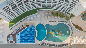 2 piscines extérieures, parasols de plage, chaises longues