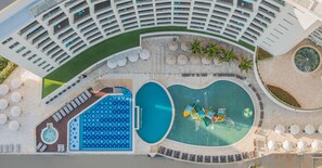2 piscines extérieures, parasols de plage, chaises longues