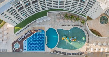 2 piscinas al aire libre, sombrillas, sillones reclinables de piscina