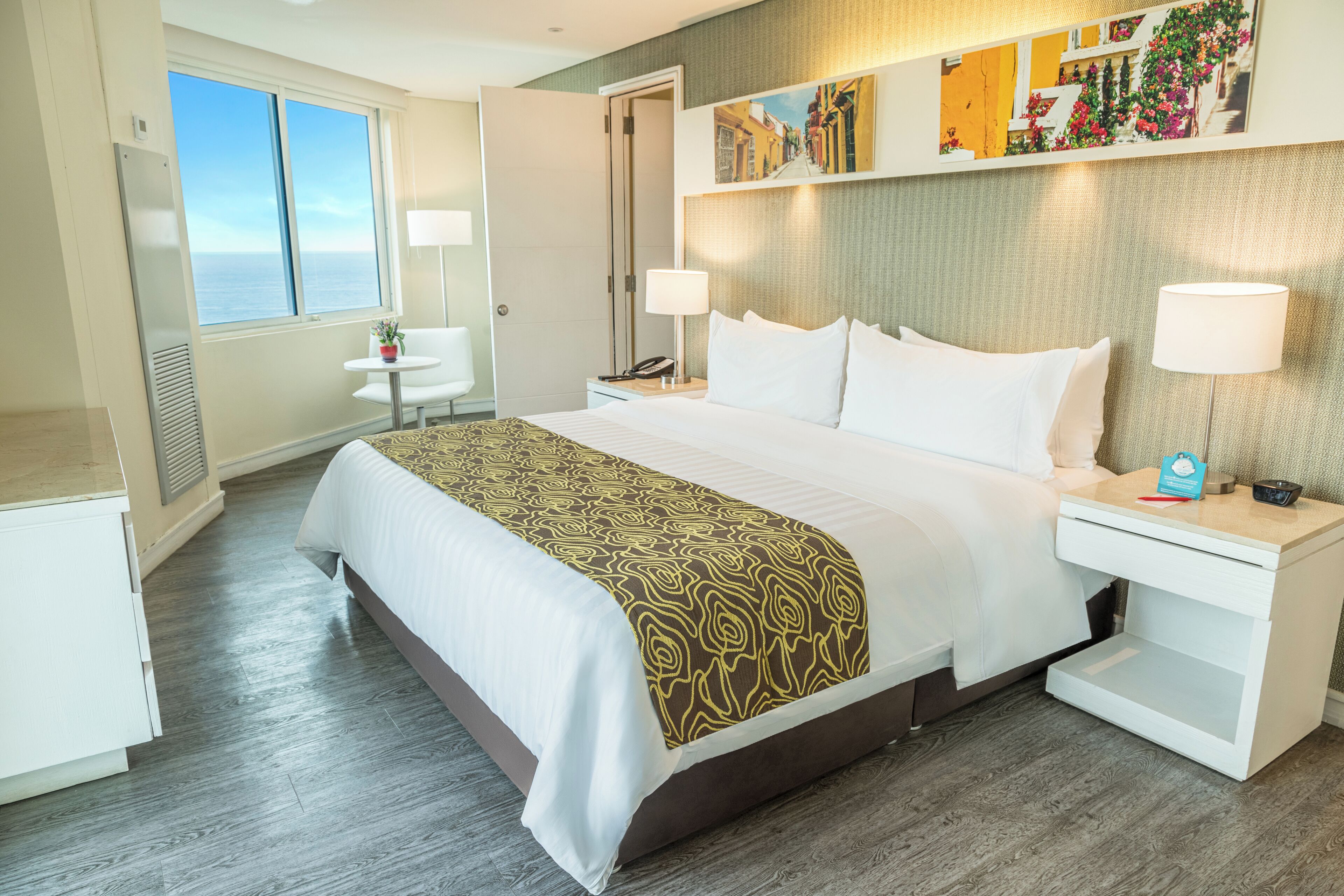 Suite Business, vistas al mar | Ropa de cama de alta calidad, minibar, caja fuerte y escritorio