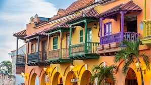 Un edificio colorido con varios balcones y arcos.
