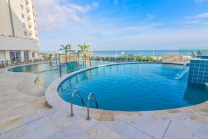 2 piscinas al aire libre (de 09:00 a 18:00), sombrillas, tumbonas