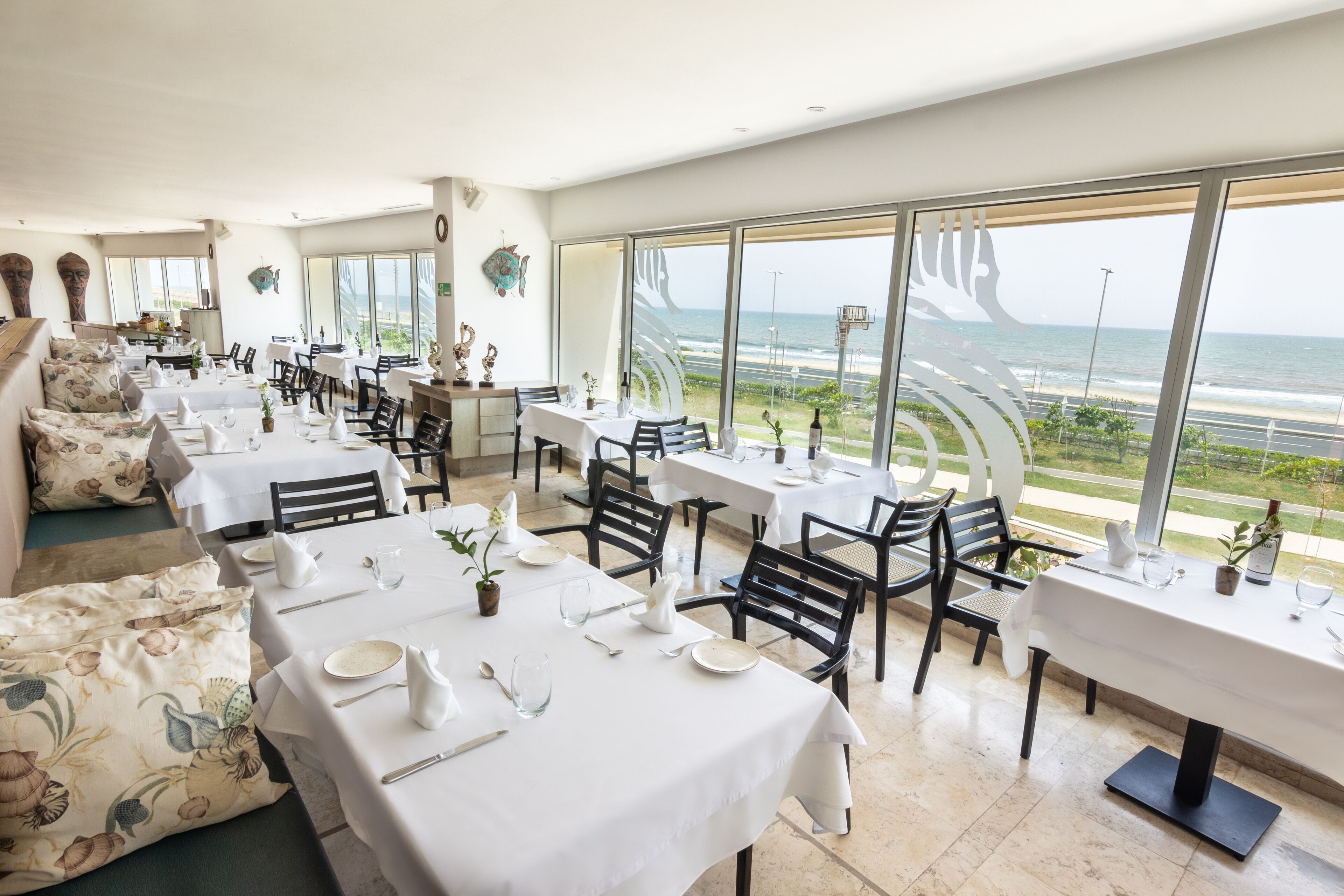 Breakfast, lunch served; international cuisine, sea views 