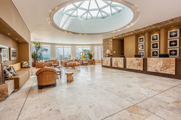 Coin salon dans le hall