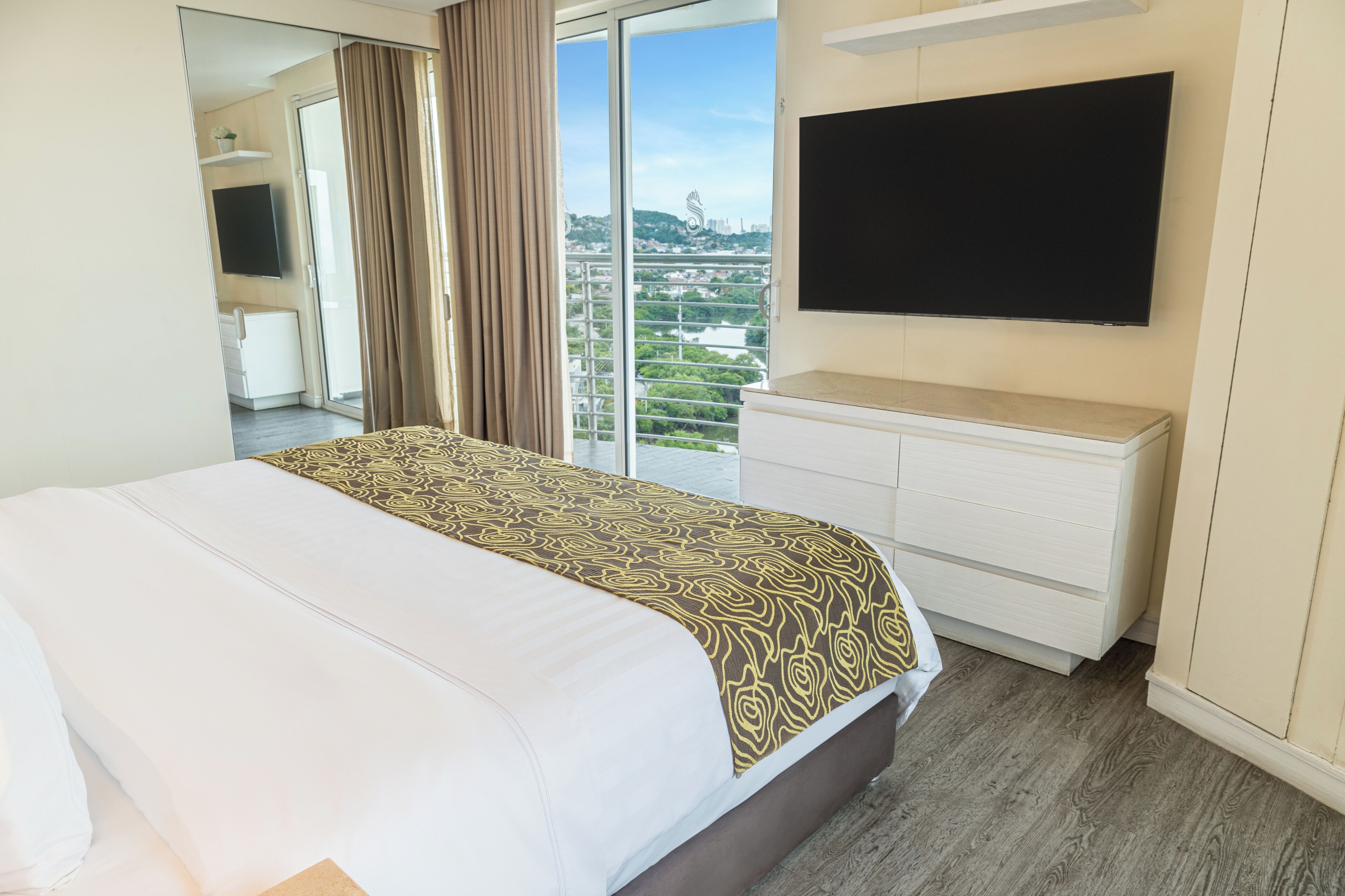 Suite Business, vistas al mar | Ropa de cama de alta calidad, minibar, caja fuerte y escritorio