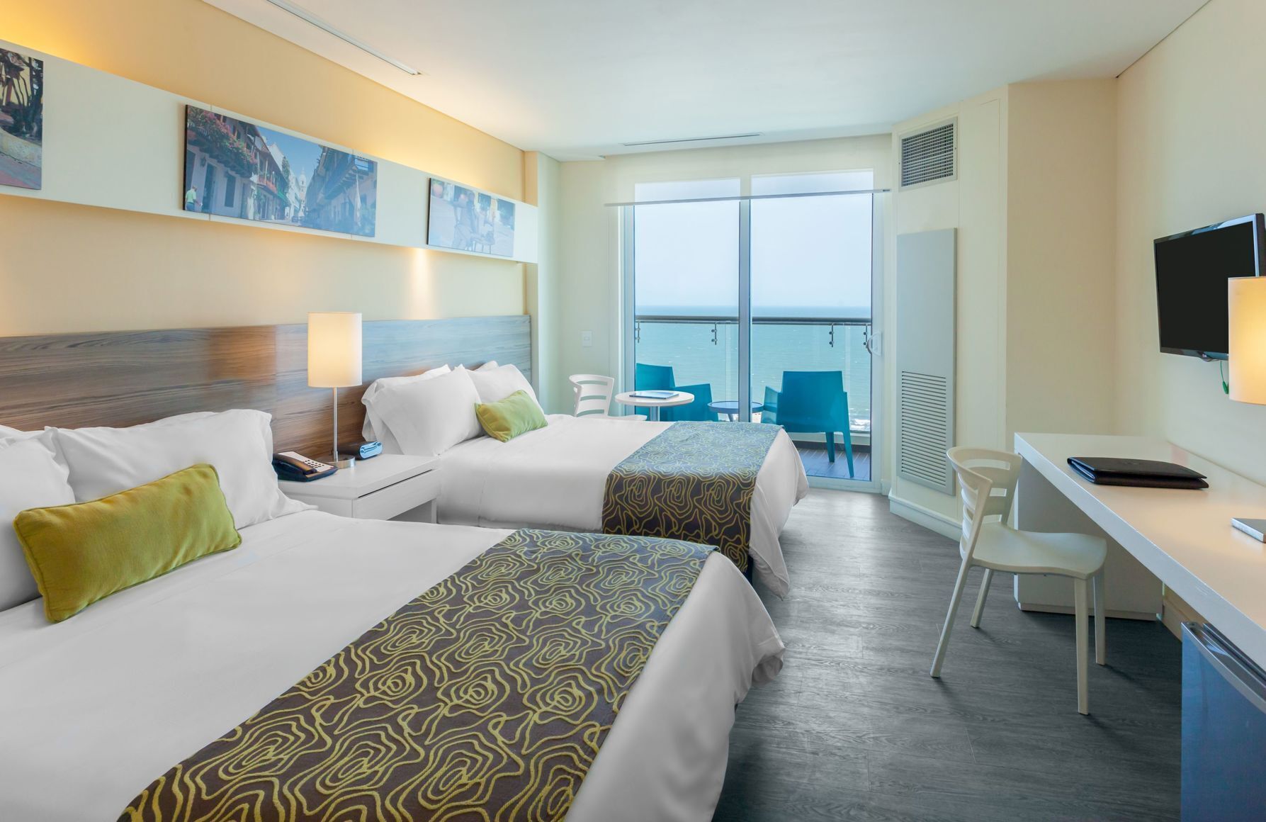 Ropa de cama de alta calidad y minibar 