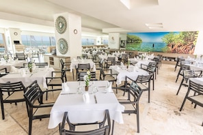 Breakfast, lunch served; international cuisine, ocean views