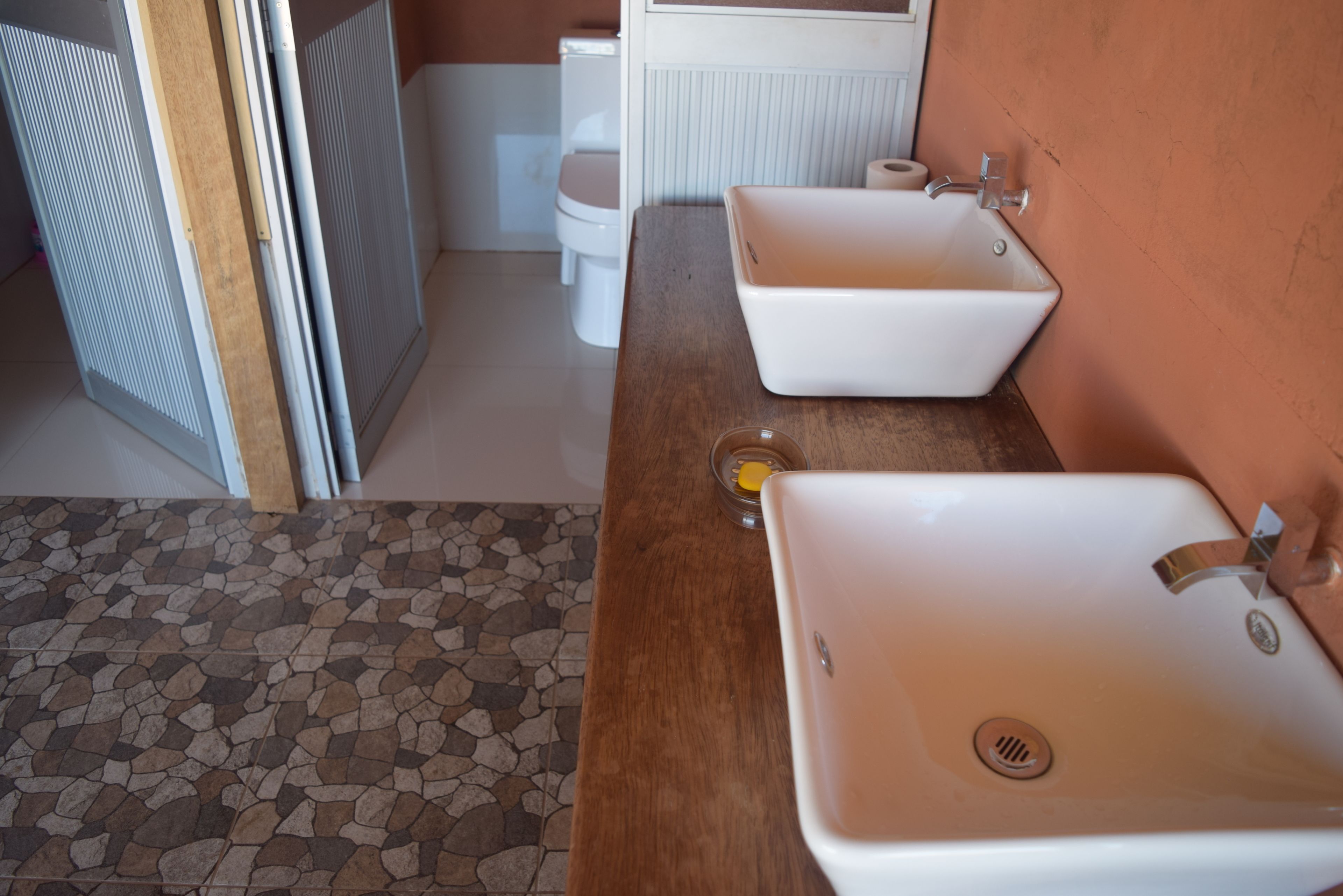 single room | bathroom | towels