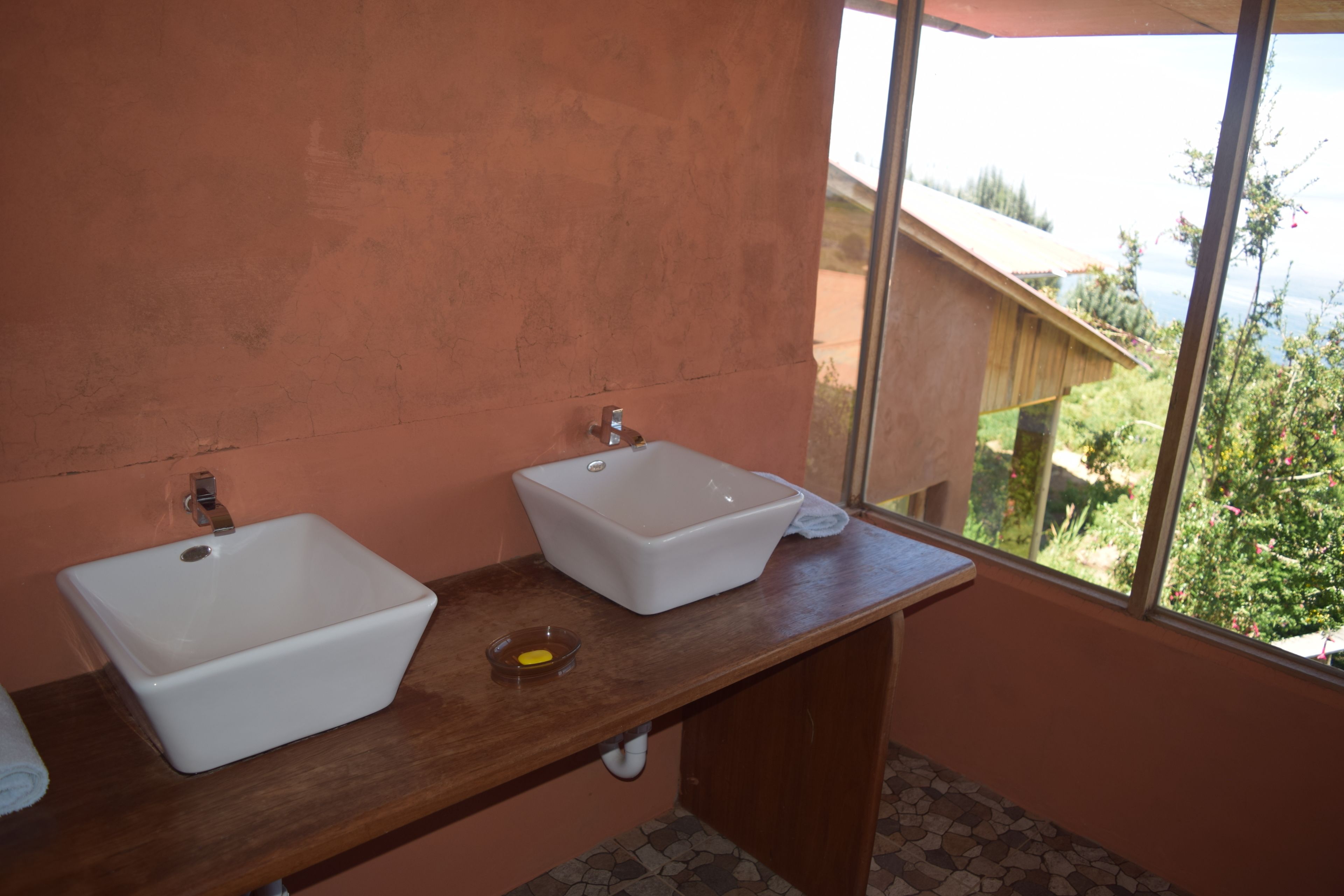 triple room | bathroom | towels