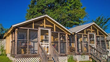 Large Two Room Cottage with Screened in Porch | 露台/庭院