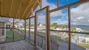 Large Two Room Cottage with Screened in Porch | ลานระเบียง/นอกชาน