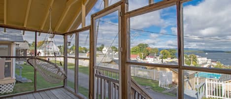 Large Two Room Cottage with Screened in Porch | 露台/庭院