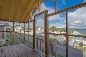 Large Two Room Cottage with Screened in Porch | 露台
