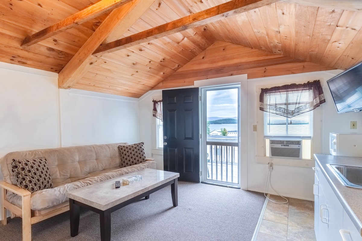 Large Two Room King Bed Cottage with Shared Balcony | Extra bedden, gratis wifi, beddengoed