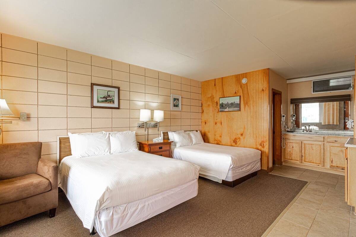 Motel Lower Balcony | 摺床/加床 (收費)、免費 Wi-Fi、床單