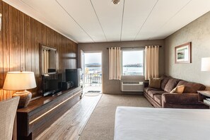Motel Upper Balcony | Rollaway beds, free WiFi, bed sheets - Half Moon Motel & Cottages (Laconia)