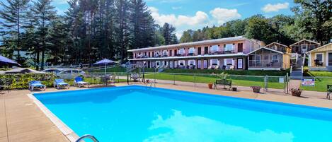 Piscina a l'aire lliure de temporada (horari: 09:00-21:00) i para-sols