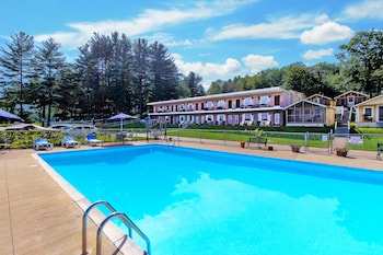 Half Moon Motel & Cottages