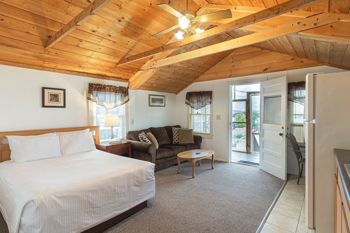 Large Two Room Cottage with Screened in Porch | Extra bedden, gratis wifi, beddengoed