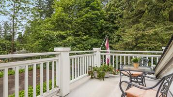 Deluxe Room, 1 Queen Bed, Balcony, Garden View | Balcony