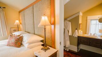 Deluxe Room, 1 King Bed, Fireplace | Hypo-allergenic bedding, down comforters, individually decorated