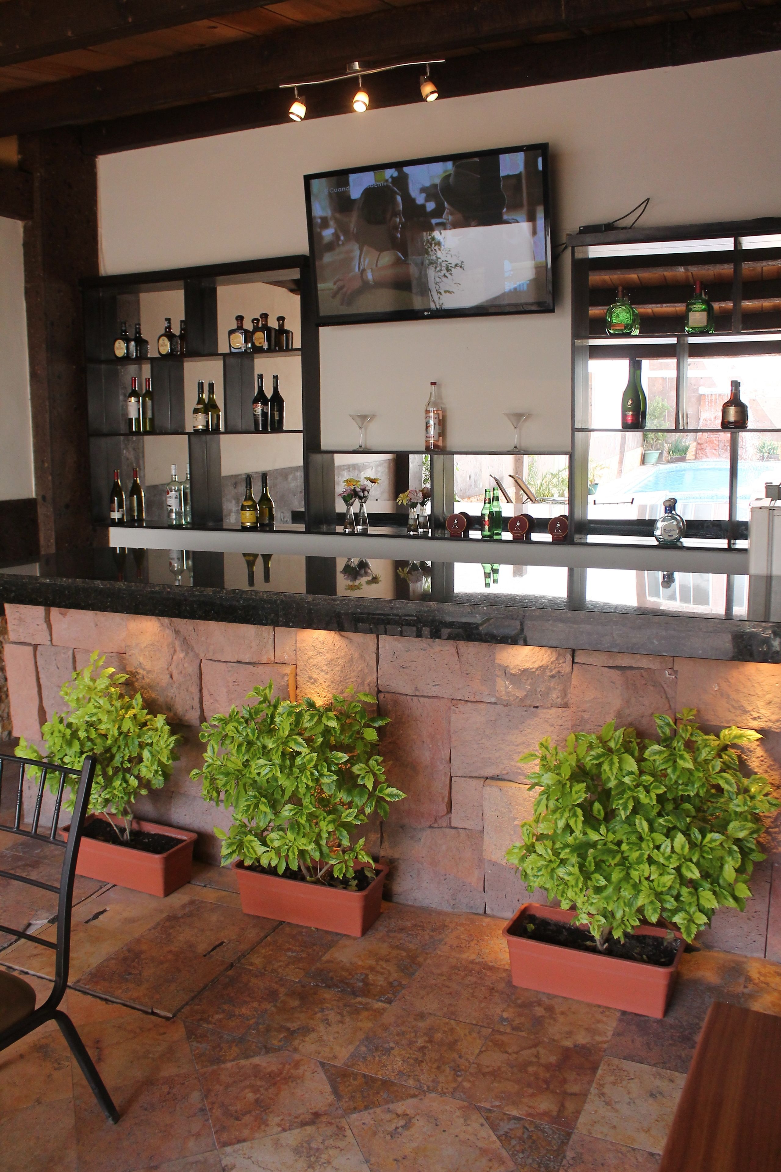2 bars/lounges