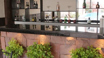 2 bars/lounges