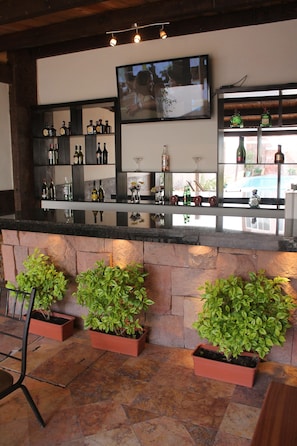 2 bars/lounges