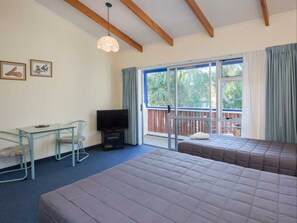 Studio Deluxe Upstairs | Free WiFi, bed sheets - Edelweiss Motel (Paihia)