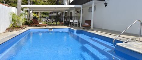 Piscine extérieure, chaises longues