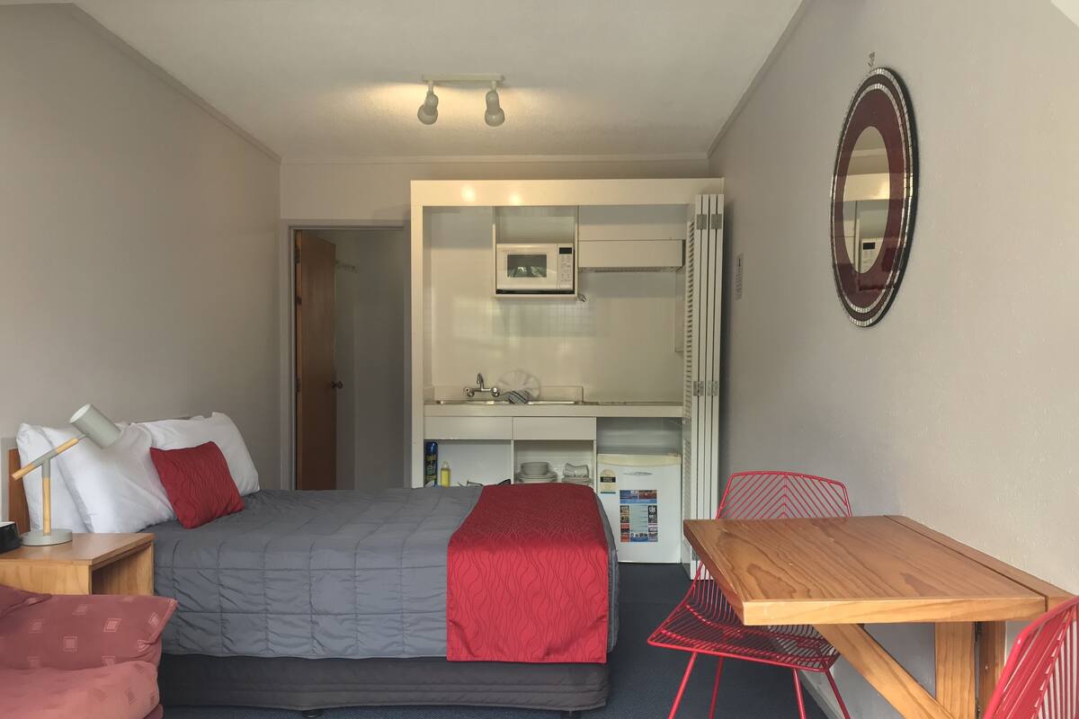 Studio with Bath | WiFi (free), bed sheets