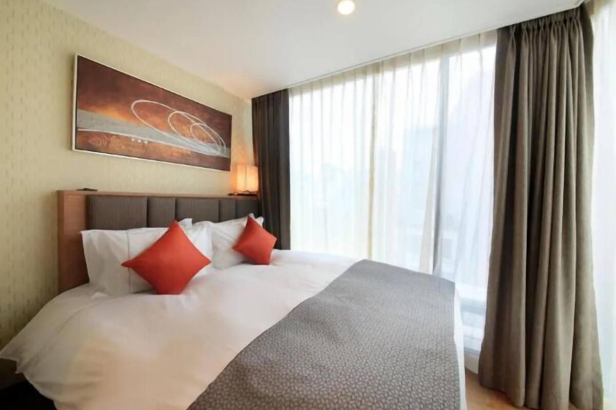 客房, 1 張加大雙人床, 非吸煙房, 不設清潔服務 (1 Queen Bed - Annex) | 高級寢具、羽絨被、書桌、熨斗/熨衫板
