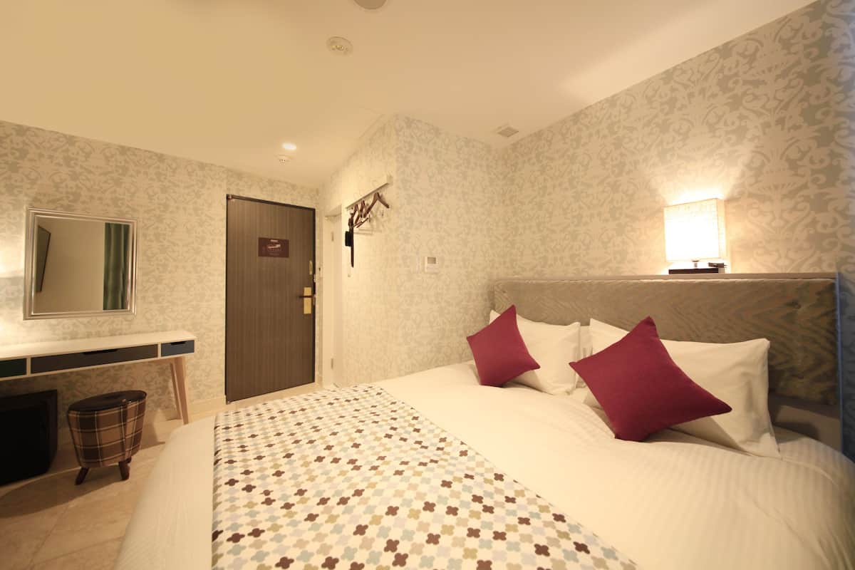 1 Schlafzimmer, hochwertige Bettwaren, Daunenbettdecken, Schreibtisch