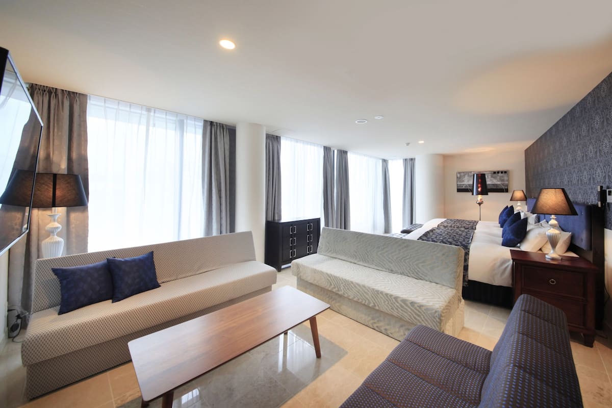 1 Schlafzimmer, hochwertige Bettwaren, Daunenbettdecken, Schreibtisch