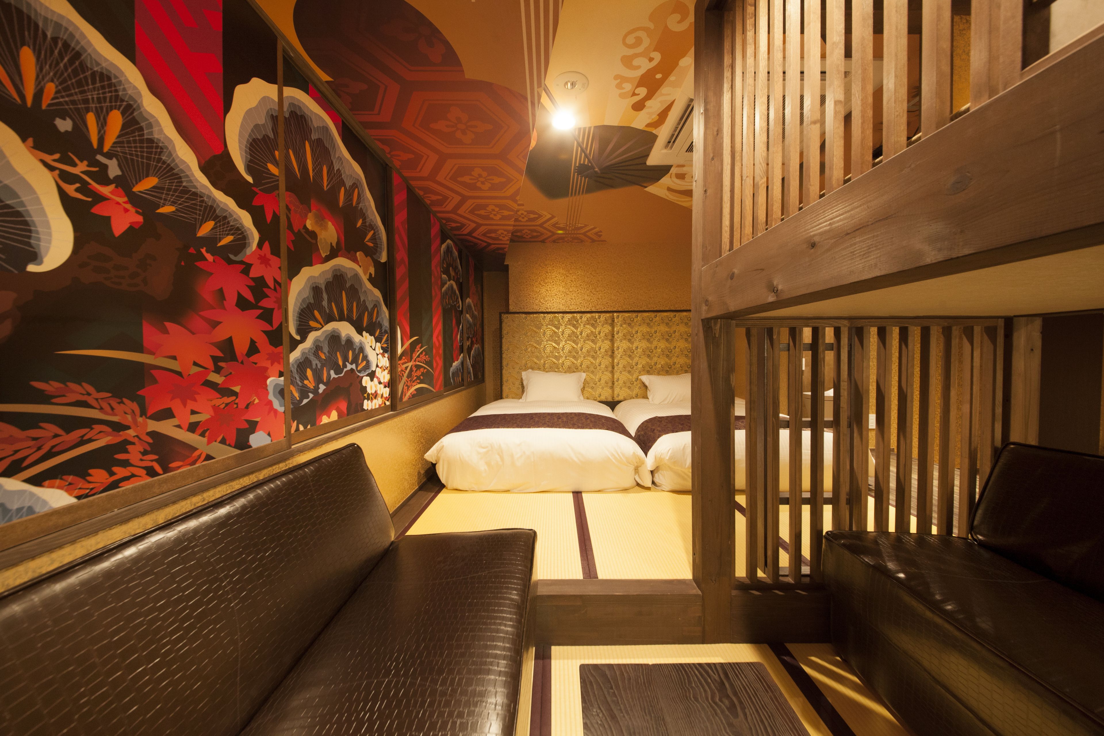 Una tradizionale stanza in stile giapponese, con pavimento in tatami, un letto basso in legno e una panca in tatami.