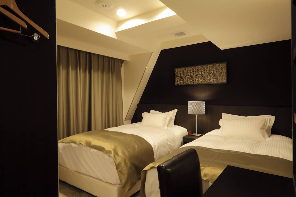 標準雙床房, 非吸煙房, 不設清潔服務 (2 Semi-double Bed) | 高級寢具、羽絨被、書桌、熨斗/熨衫板