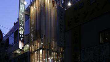 Vista frontal de la propiedad por la tarde o noche