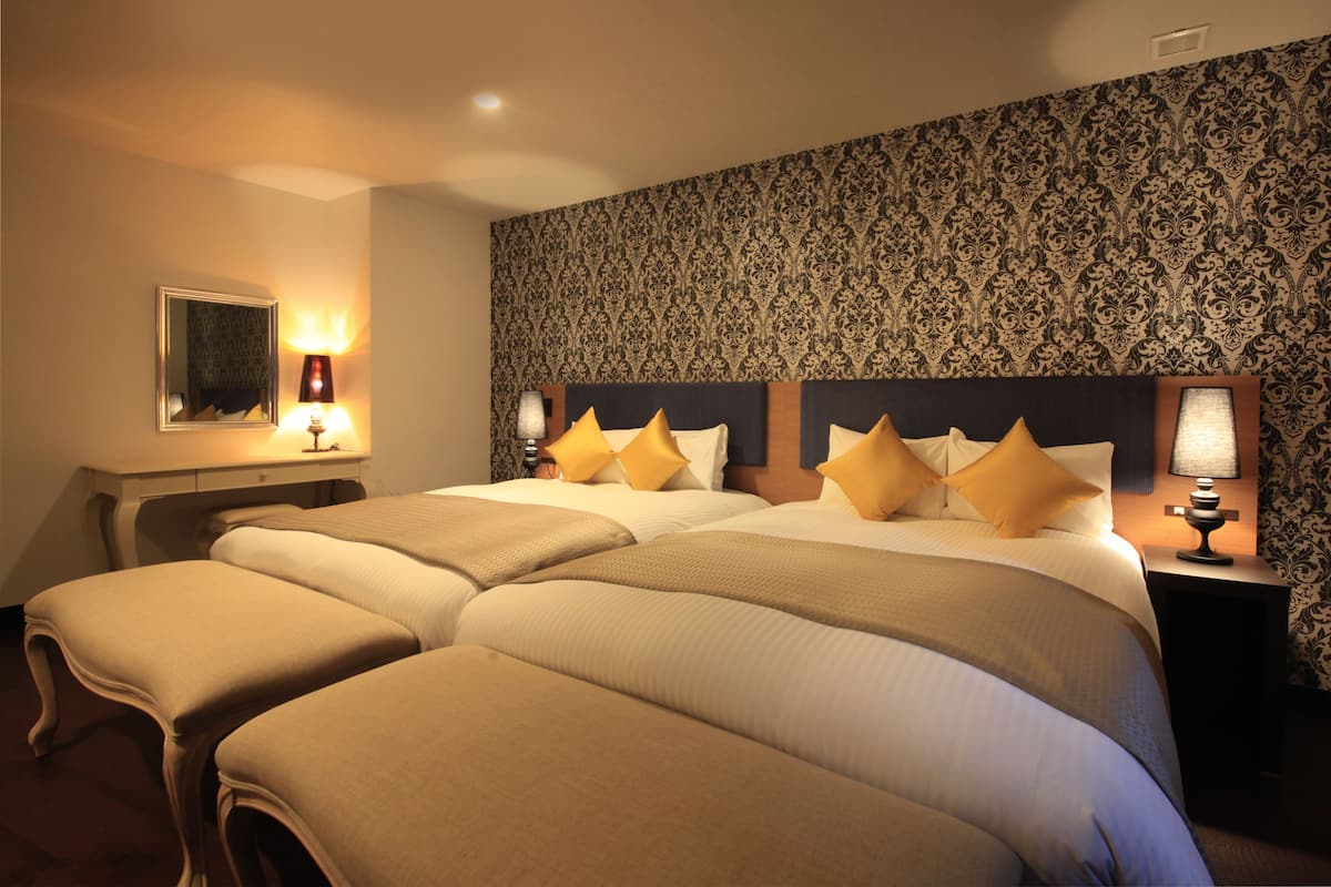 高級雙床房 (2 Double Bed, Extra Bed for 5th Adult) | 高級寢具、羽絨被、書桌、熨斗/熨衫板
