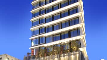 Vista frontal de la propiedad por la tarde o noche