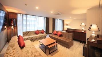 ห้องดีลักซ์สวีท, ปลอดบุหรี่ (2King, Annex, Extra Bed for 5th Adult) | เครื่องนอนระดับพรีเมียม, ผ้านวมขนเป็ด, โต๊ะทำงาน, เตารีด/โต๊ะรีดผ้า