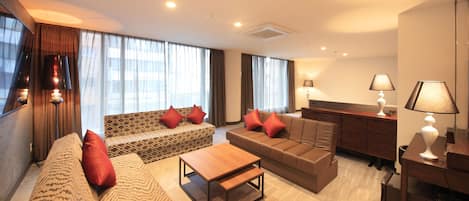 1 bedroom, premium bedding, down comforters, desk