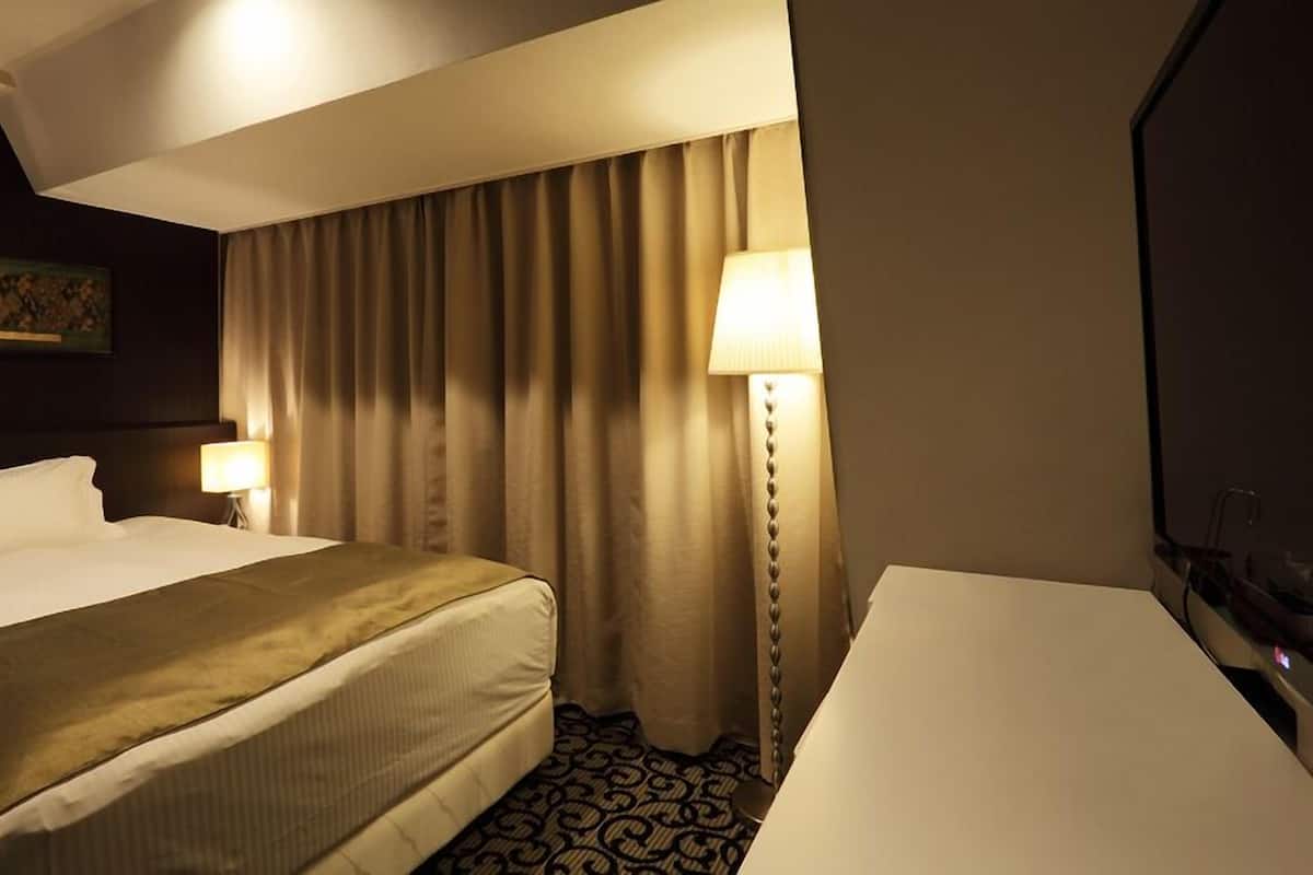 高級寢具、羽絨被、書桌、熨斗/熨衫板