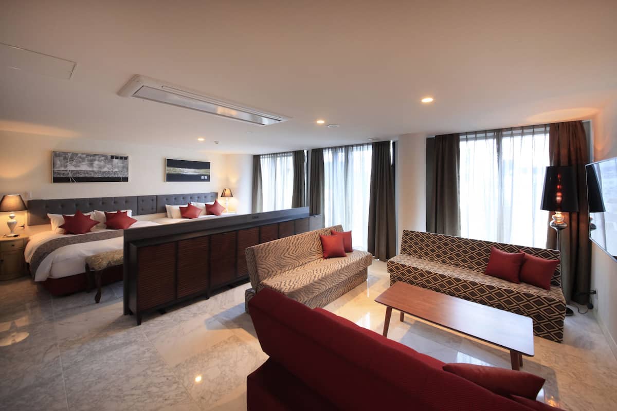 1 Schlafzimmer, hochwertige Bettwaren, Daunenbettdecken, Schreibtisch