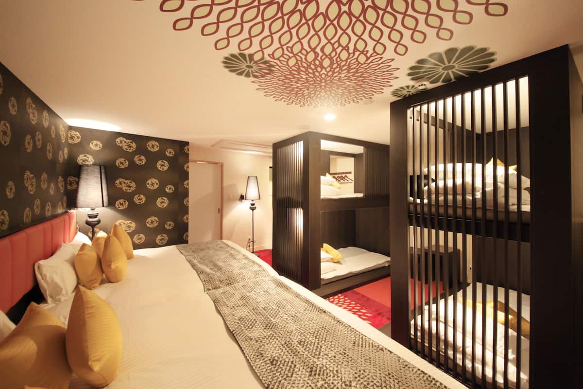 1 Schlafzimmer, hochwertige Bettwaren, Daunenbettdecken, Schreibtisch