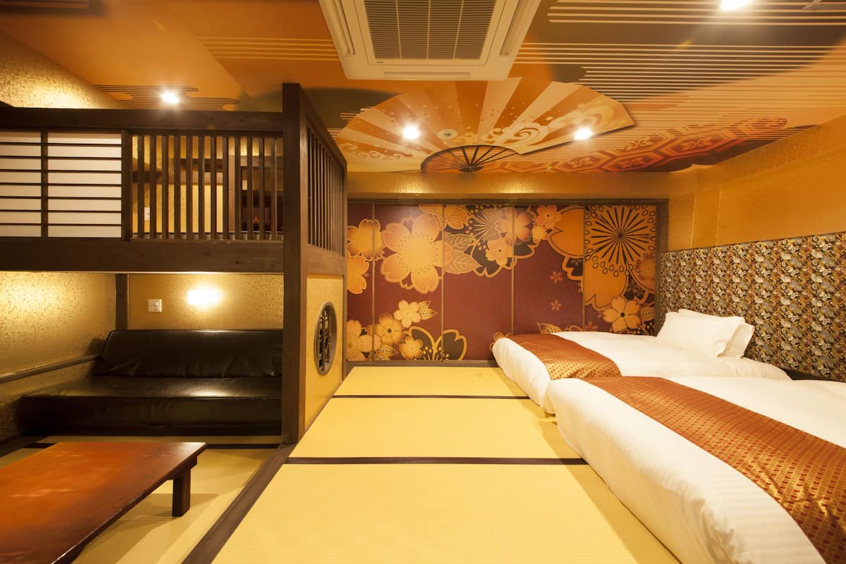 1 Schlafzimmer, hochwertige Bettwaren, Daunenbettdecken, Schreibtisch