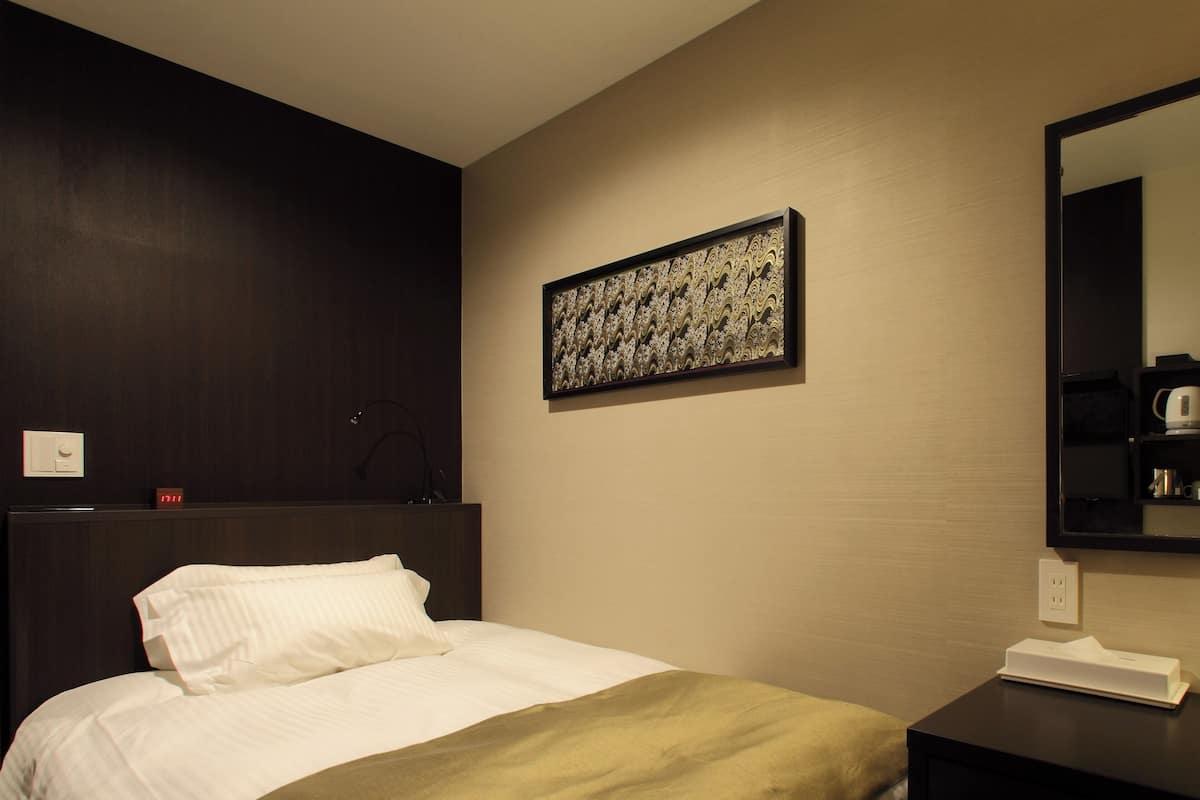 1 Schlafzimmer, hochwertige Bettwaren, Daunenbettdecken, Schreibtisch